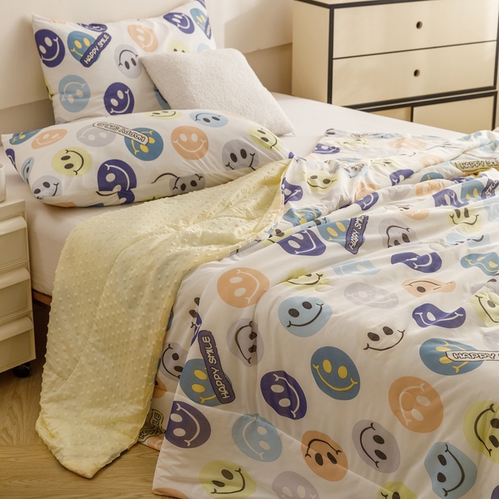 91家纺网 家纺一手货源 找家纺 绒梦里 2024新款小凉皮凉感冰豆豆ins夏被直播爆款夏凉被空调被 快乐笑脸