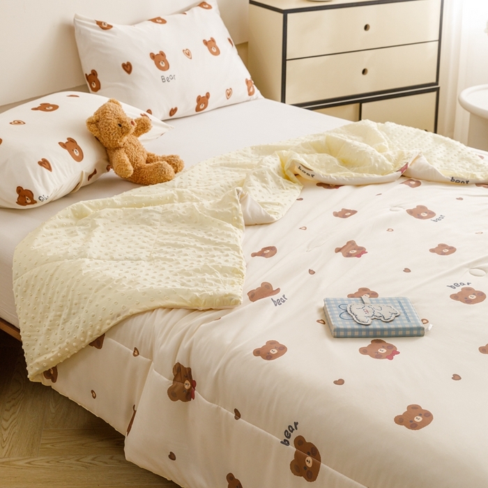 91家纺网 家纺一手货源 找家纺 绒梦里 2024新款小凉皮凉感冰豆豆ins夏被直播爆款夏凉被空调被 爱心熊