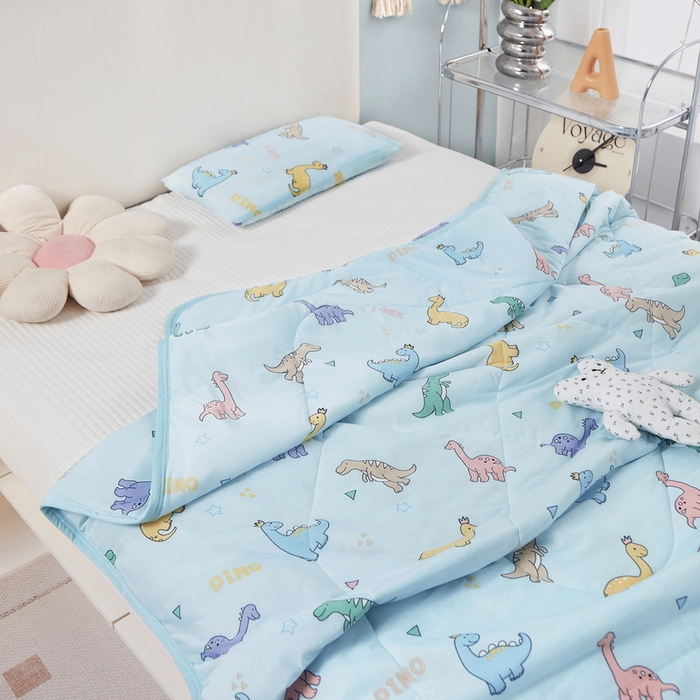 91家纺网 家纺一手货源 找家纺 丝涟家居 2025新款A类卡通小清新双面印花凉感丝夏被 恐龙时代