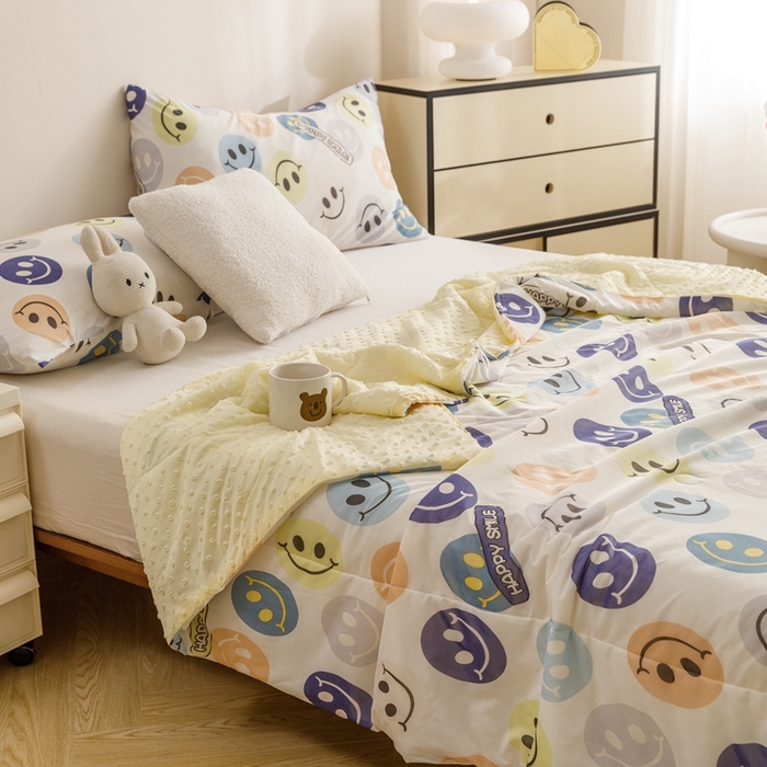 91家纺网 家纺一手货源 找家纺 绒梦里 2024新款小凉皮凉感冰豆豆ins夏被直播爆款夏凉被空调被 快乐笑脸