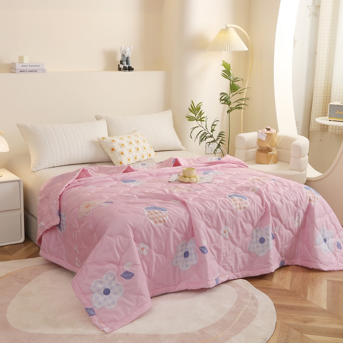 91家纺网 家纺一手货源 找家纺 被多多 2024新款清新印花亲肤绒夏被 甜心草莓