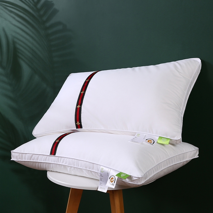 91家纺网 家纺一手货源 找家纺 沃兰国际 全棉133*100防羽布经典织带酒店布草羽丝绒枕头舒适枕芯 蜜蜂织带