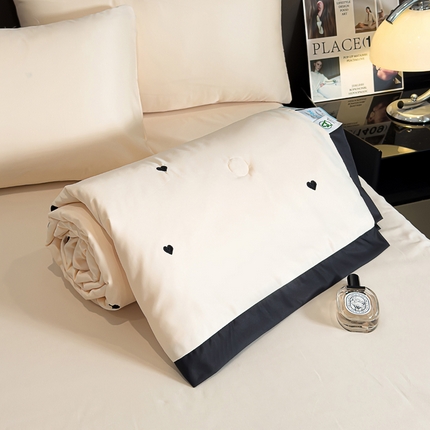 91家纺网 家纺一手货源 找家纺 典冠 2024爆款天丝刺绣漫天爱心工艺款大豆夏被四件套空调被夏凉被 米黄