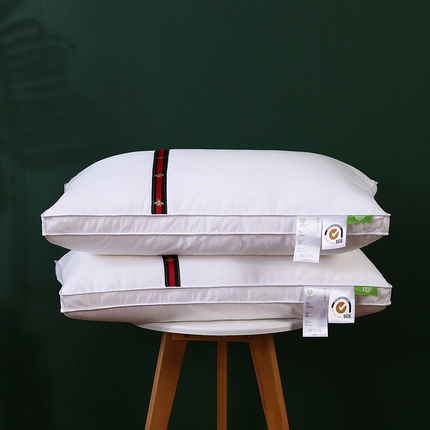 91家纺网 家纺一手货源 找家纺 （总）沃兰国际 全棉133*100防羽布经典织带酒店布草羽丝绒枕头舒适枕芯