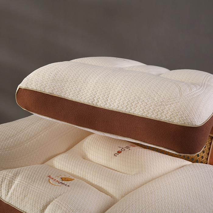 91家纺网 家纺一手货源 找家纺 （总）沃兰国际 暖豆豆针织羽丝绒枕头成人护颈单人枕芯定型枕