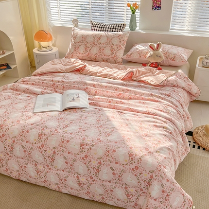91家纺网 家纺一手货源 找家纺 艺菲阁家纺 2024新款大豆蛋白水洗双层纱夏被 小桃兔兔