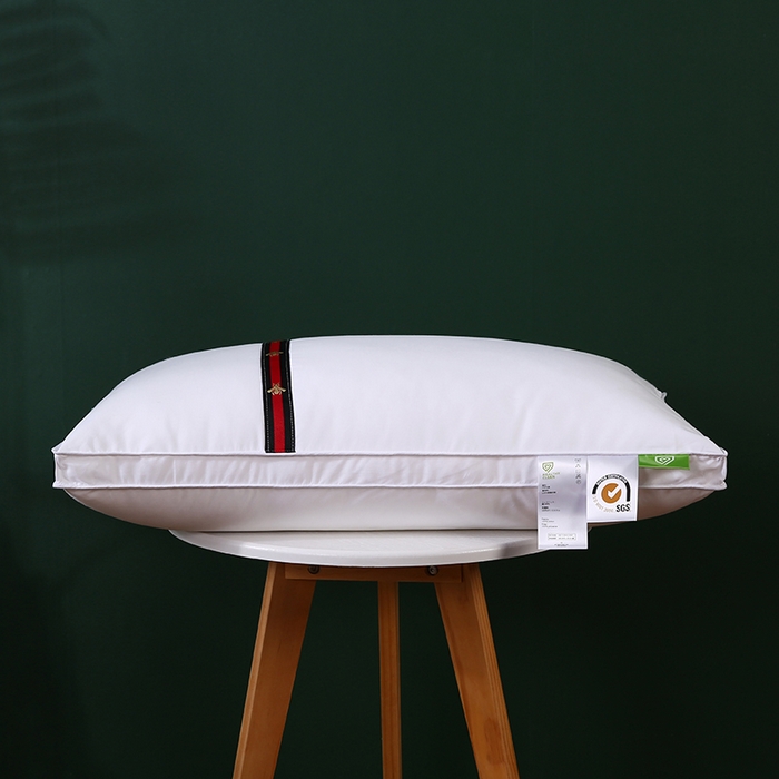 91家纺网 家纺一手货源 找家纺 （总）沃兰国际 全棉133*100防羽布经典织带酒店布草羽丝绒枕头舒适枕芯