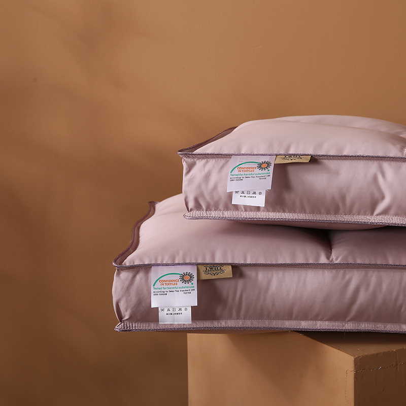 91家纺网 家纺一手货源 找家纺 （总）沃兰国际 全棉60S贡缎六宫格分区定型绗缝羽丝绒枕头护颈枕芯单人舒适枕