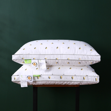 91家纺网 家纺一手货源 找家纺 （总）沃兰国际 全棉贡缎小蜜蜂羽丝绒可水洗护颈枕芯定型单人枕头