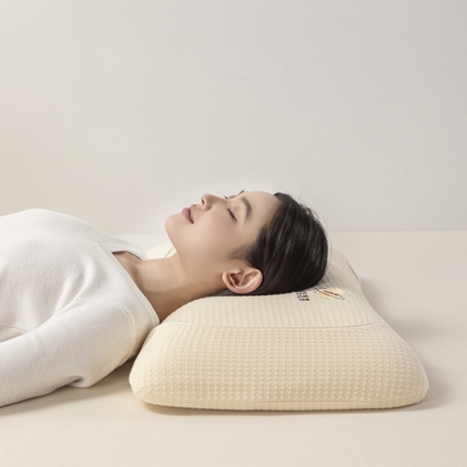 91家纺网 家纺一手货源 找家纺 （总）麦肯锡 2024新款睡眠梦想家亲子系列生物基枕-模特图