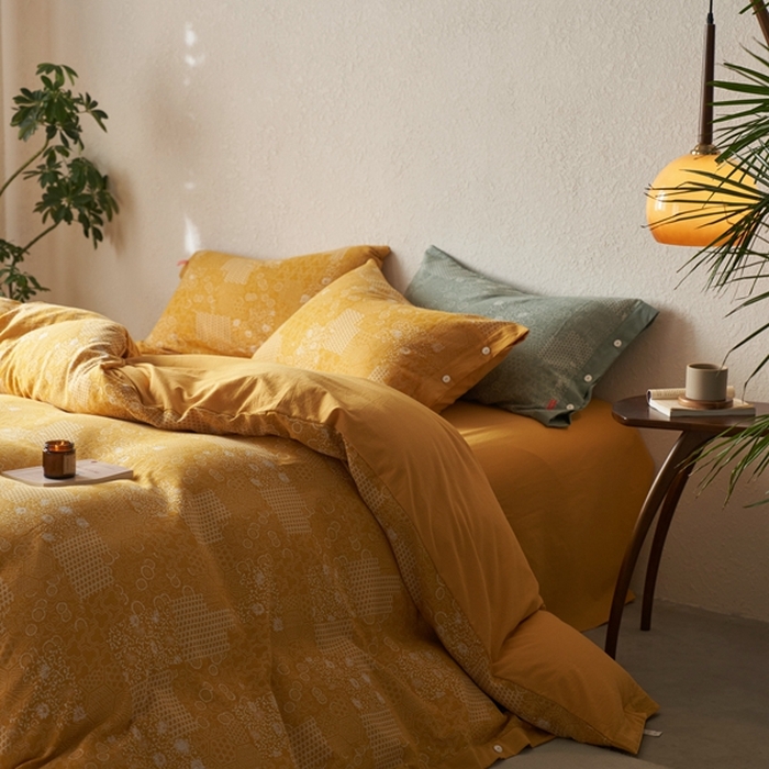 91家纺网 家纺一手货源 找家纺 安莱生活 2024年新品高端双层纱大提花工艺款缤纷花妍纽扣款 缤纷花妍纽扣款-姜黄