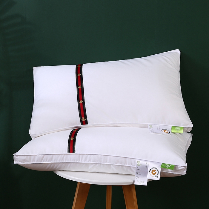 91家纺网 家纺一手货源 找家纺 沃兰国际 全棉133*100防羽布经典织带酒店布草羽丝绒枕头舒适枕芯 蜜蜂织带