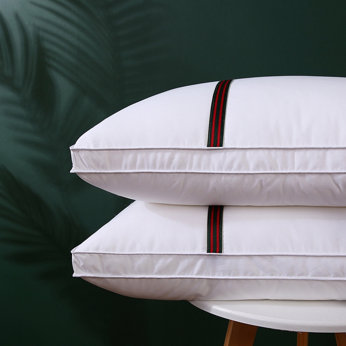 91家纺网 家纺一手货源 找家纺 （总）沃兰国际 全棉133*100防羽布经典织带酒店布草羽丝绒枕头舒适枕芯