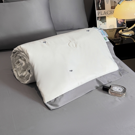 91家纺网 家纺一手货源 找家纺 典冠 2024爆款天丝刺绣漫天爱心工艺款大豆夏被四件套空调被夏凉被 浅灰