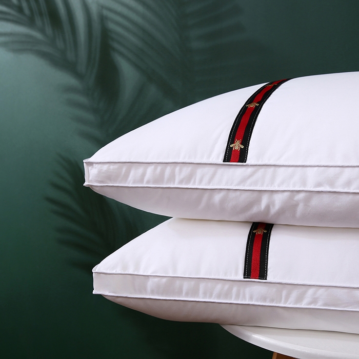 91家纺网 家纺一手货源 找家纺 沃兰国际 全棉133*100防羽布经典织带酒店布草羽丝绒枕头舒适枕芯 蜜蜂织带