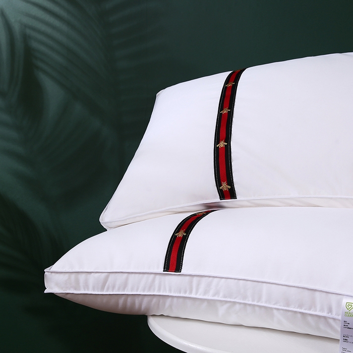 91家纺网 家纺一手货源 找家纺 沃兰国际 全棉133*100防羽布经典织带酒店布草羽丝绒枕头舒适枕芯 蜜蜂织带