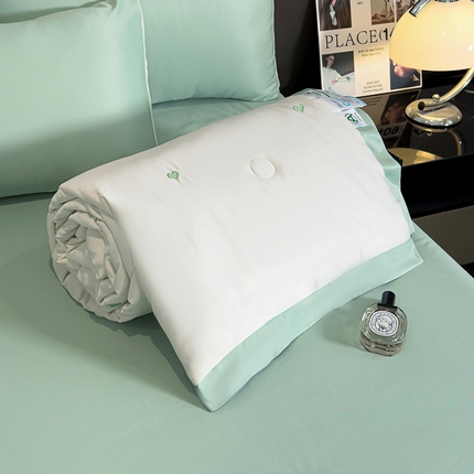 91家纺网 家纺一手货源 找家纺 典冠 2024爆款天丝刺绣漫天爱心工艺款大豆夏被四件套空调被夏凉被 淡绿