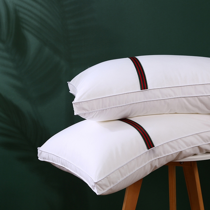 91家纺网 家纺一手货源 找家纺 沃兰国际 全棉133*100防羽布经典织带酒店布草羽丝绒枕头舒适枕芯 经典织带