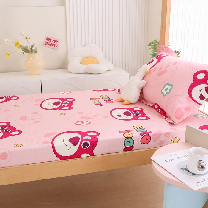 91家纺网 家纺一手货源 找家纺 凯森家纺 2024新款13372全棉印花学生床笠宿舍寝室床垫保护套上下铺床笠 草莓熊