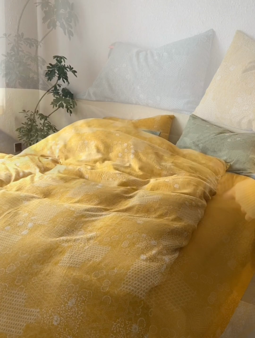 91家纺网 家纺一手货源 找家纺 安莱生活 2024年新品高端双层纱大提花工艺款缤纷花妍纽扣款 缤纷花妍纽扣款-姜黄