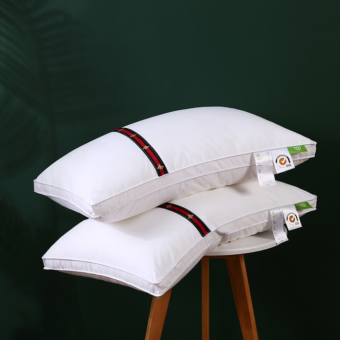 91家纺网 家纺一手货源 找家纺 沃兰国际 全棉133*100防羽布经典织带酒店布草羽丝绒枕头舒适枕芯 蜜蜂织带