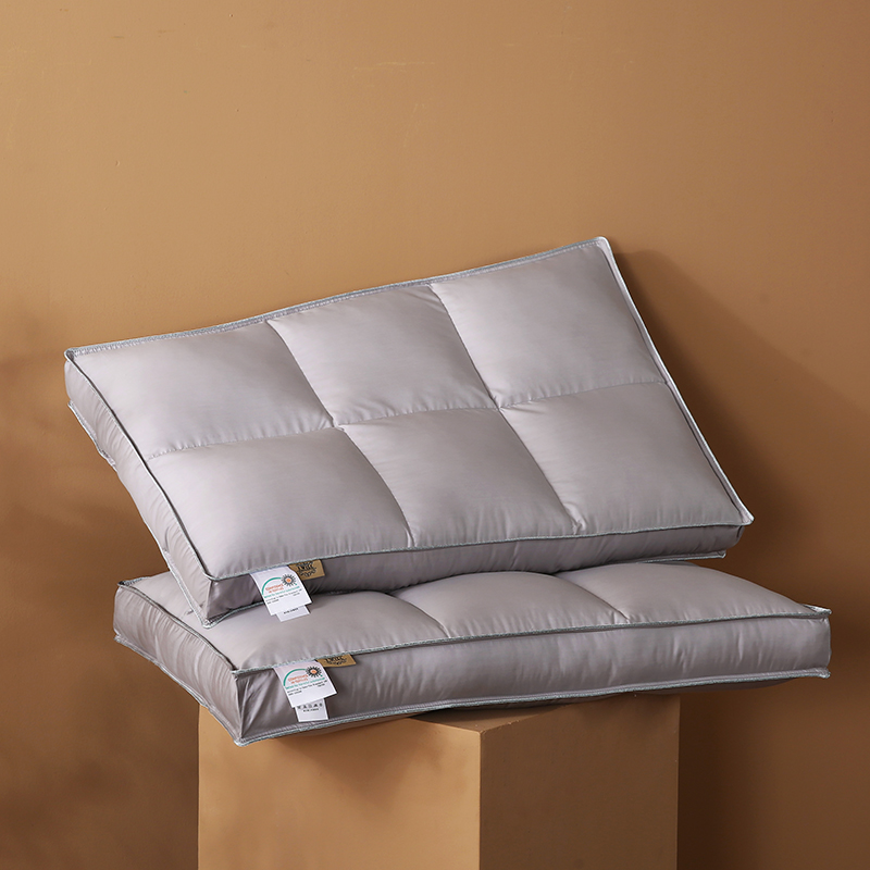 91家纺网 家纺一手货源 找家纺 （总）沃兰国际 全棉60S贡缎六宫格分区定型绗缝羽丝绒枕头护颈枕芯单人舒适枕