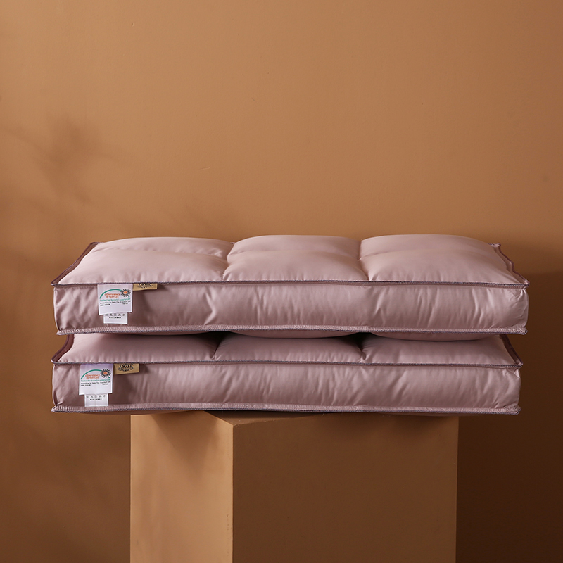 91家纺网 家纺一手货源 找家纺 （总）沃兰国际 全棉60S贡缎六宫格分区定型绗缝羽丝绒枕头护颈枕芯单人舒适枕