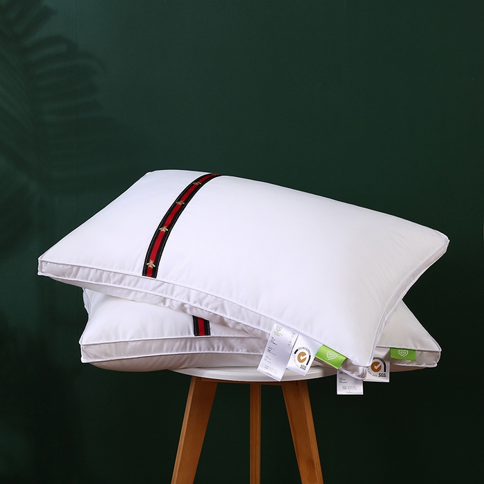 91家纺网 家纺一手货源 找家纺 （总）沃兰国际 全棉133*100防羽布经典织带酒店布草羽丝绒枕头舒适枕芯