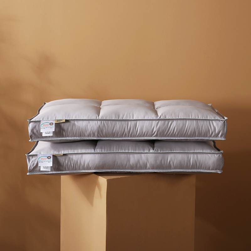 91家纺网 家纺一手货源 找家纺 （总）沃兰国际 全棉60S贡缎六宫格分区定型绗缝羽丝绒枕头护颈枕芯单人舒适枕