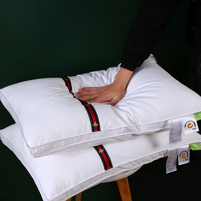 91家纺网 家纺一手货源 找家纺 沃兰国际 全棉133*100防羽布经典织带酒店布草羽丝绒枕头舒适枕芯 蜜蜂织带