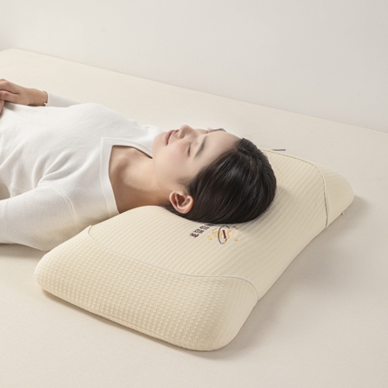 91家纺网 家纺一手货源 找家纺 （总）麦肯锡 2024新款睡眠梦想家亲子系列生物基枕-模特图