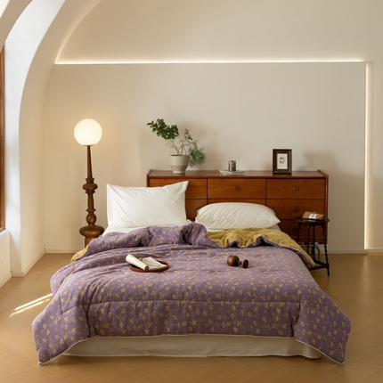 91家纺网 家纺一手货源 找家纺 睡棉坊 2025新款全棉色织提花双层纱春秋被芯冬被 诗画-紫