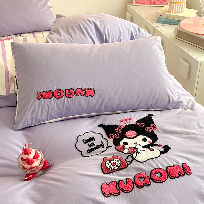 91家纺网 家纺一手货源 找家纺 金丝鸟家纺 2024新款全棉混搭毛巾绣四件套可爱卡通库洛米系列 紫色电话库洛米