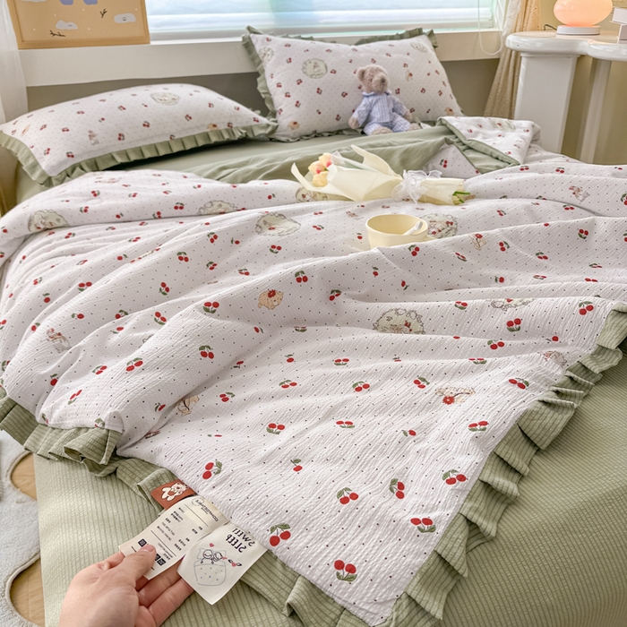 91家纺网 家纺一手货源 找家纺 荔禾家居 2024新款A类泡泡棉皱皱边系列夏被四件套 童趣樱桃