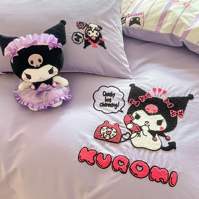 91家纺网 家纺一手货源 找家纺 金丝鸟家纺 2024新款全棉混搭毛巾绣四件套可爱卡通库洛米系列 紫色电话库洛米