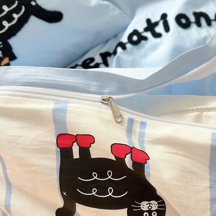 91家纺网 家纺一手货源 找家纺 金丝鸟家纺 2024新款全棉混搭毛巾绣四件套可爱卡通库洛米系列 蓝色条纹猫