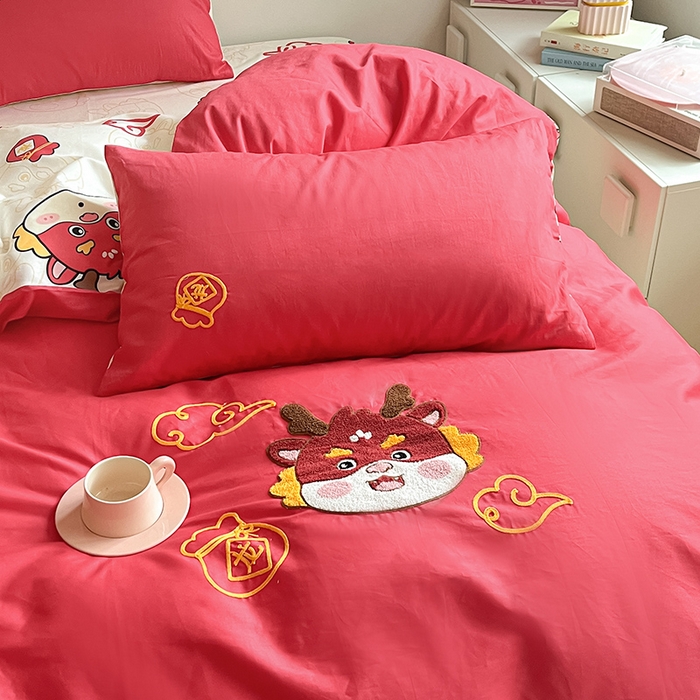 91家纺网 家纺一手货源 找家纺 金丝鸟家纺 2024新款全棉混搭毛巾绣四件套可爱卡通库洛米系列 红色福袋龙