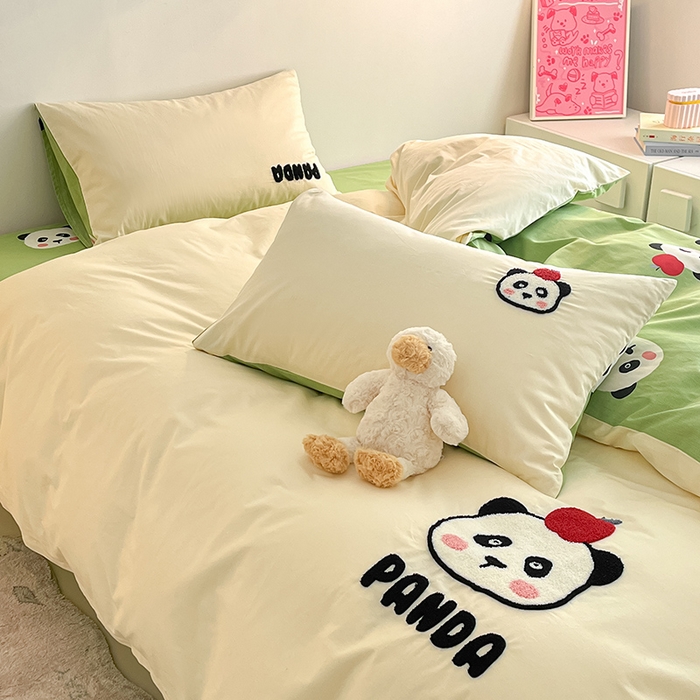 91家纺网 家纺一手货源 找家纺 金丝鸟家纺 2024新款全棉混搭毛巾绣四件套可爱卡通库洛米系列 白色小熊猫