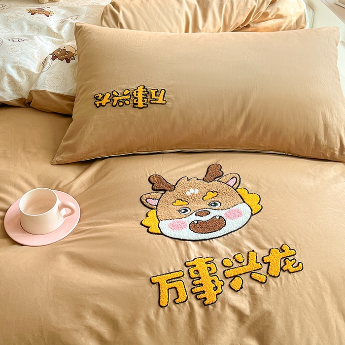 91家纺网 家纺一手货源 找家纺 金丝鸟家纺 2024新款全棉混搭毛巾绣四件套可爱卡通库洛米系列 咖色小龙