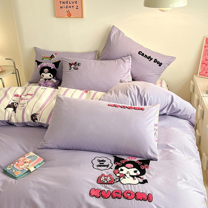 91家纺网 家纺一手货源 找家纺 金丝鸟家纺 2024新款全棉混搭毛巾绣四件套可爱卡通库洛米系列 紫色电话库洛米