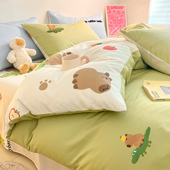 91家纺网 家纺一手货源 找家纺 金丝鸟家纺 2024新款全棉混搭毛巾绣四件套可爱卡通库洛米系列 绿色鳄鱼卡皮