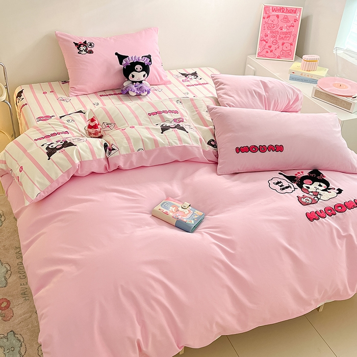 91家纺网 家纺一手货源 找家纺 金丝鸟家纺 2024新款全棉混搭毛巾绣四件套可爱卡通库洛米系列 粉色电话库洛米