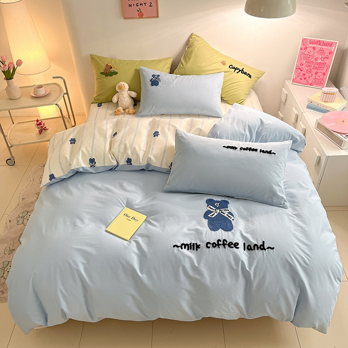 91家纺网 家纺一手货源 找家纺 金丝鸟家纺 2024新款全棉混搭毛巾绣四件套可爱卡通库洛米系列 蓝色波点熊