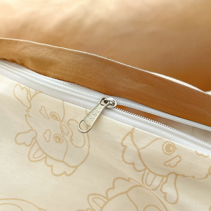 91家纺网 家纺一手货源 找家纺 金丝鸟家纺 2024新款全棉混搭毛巾绣四件套可爱卡通库洛米系列 咖色小龙