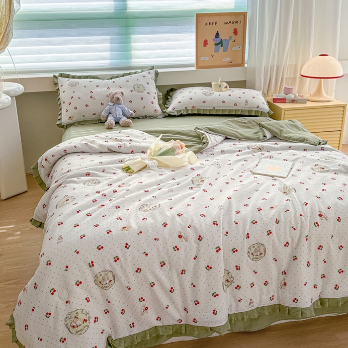 91家纺网 家纺一手货源 找家纺 荔禾家居 2024新款A类泡泡棉皱皱边系列夏被四件套 童趣樱桃