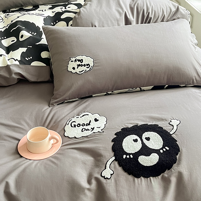 91家纺网 家纺一手货源 找家纺 金丝鸟家纺 2024新款全棉混搭毛巾绣四件套可爱卡通库洛米系列 灰色小煤球