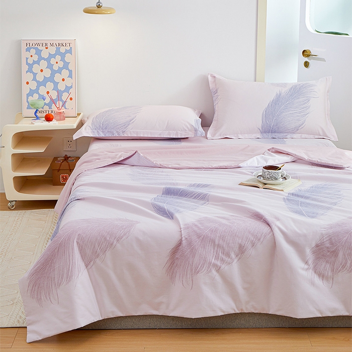 91家纺网 家纺一手货源 找家纺 元元被芯 2024新款全棉小清新夏被四件套-全棉夏被四件套 且听风吟-粉