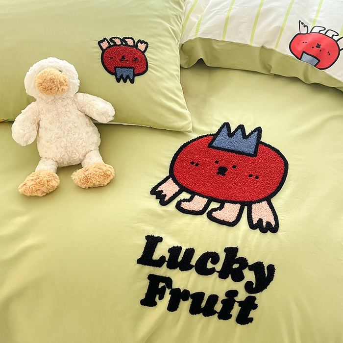 91家纺网 家纺一手货源 找家纺 金丝鸟家纺 2024新款全棉混搭毛巾绣四件套可爱卡通库洛米系列 绿色果蔬乐园