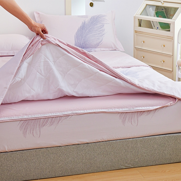 91家纺网 家纺一手货源 找家纺 元元被芯 2024新款全棉小清新夏被四件套-全棉夏被四件套 且听风吟-粉