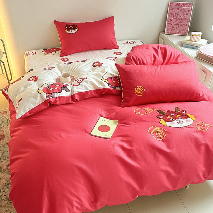 91家纺网 家纺一手货源 找家纺 金丝鸟家纺 2024新款全棉混搭毛巾绣四件套可爱卡通库洛米系列 红色福袋龙